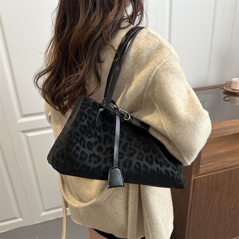 Casual retro large capacity women's shoulder bag